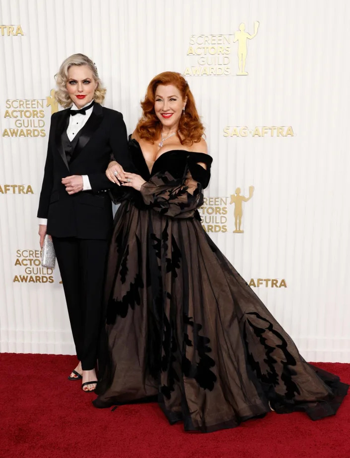 The Parent Trap reuniting on the SAG red carpet is incredibly popular.